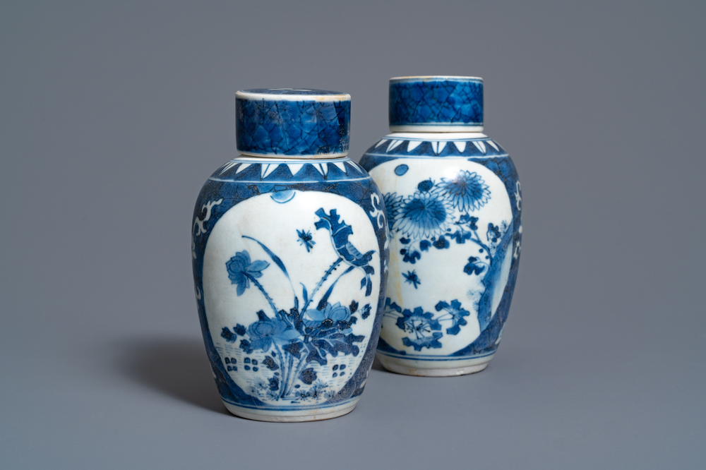 Une paire de pots couverts en porcelaine de Chine en bleu et blanc, &eacute;pave du Hatcher cargo, &eacute;poque Transition