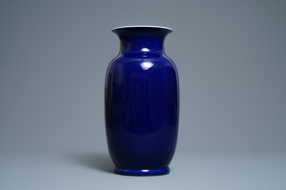 Un vase en porcelaine de Chine bleu monochrome, 19&egrave;me