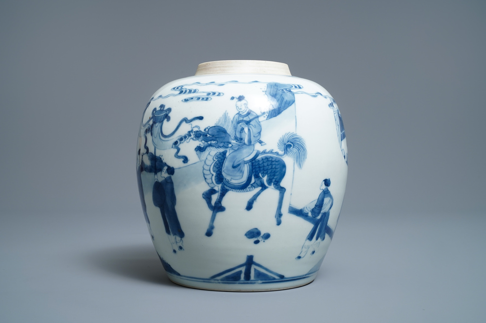 Un pot &agrave; gingembre en porcelaine de Chine en bleu et blanc &agrave; d&eacute;cor figuratif, Kangxi