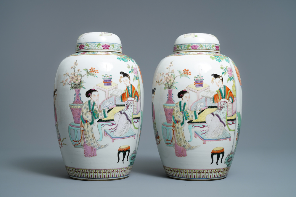 Une paire de vases couverts en porcelaine de Chine famille rose, 19/20&egrave;me