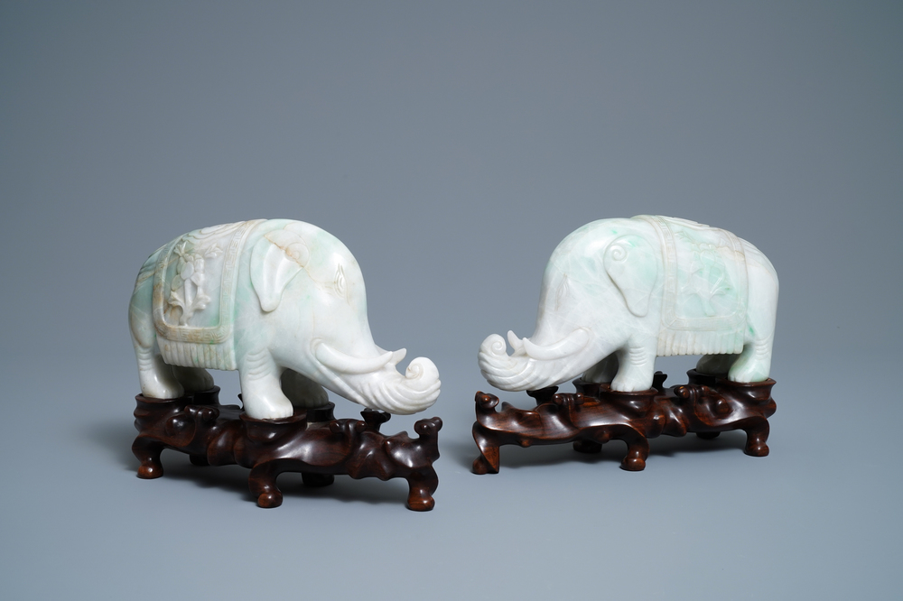 Een paar Chinese modellen van olifanten in jade&iuml;et, 19/20e eeuw