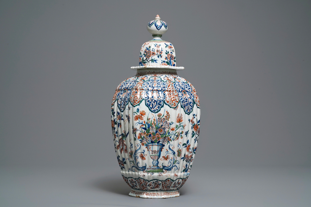 Een grote geribde Delftse kasjmier palet dekselvaas, ca. 1700