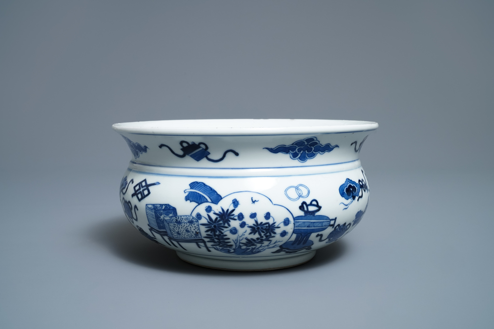 Een Chinese blauw-witte wierookbrander met kostbaarheden, Kangxi