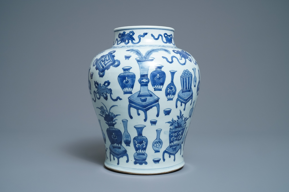 Een Chinese blauw-witte balustervaas met antiquiteiten, Kangxi