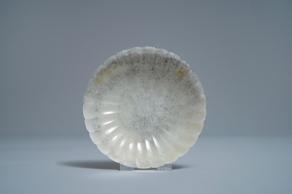 A Chinese incised Mughal style chalcedony 'chrysanthemum' dish, 19th C.