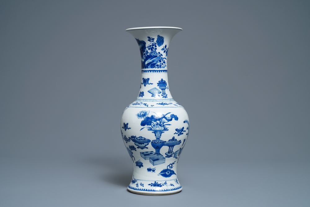 Un vase en porcelaine de Chine en bleu et blanc, Kangxi