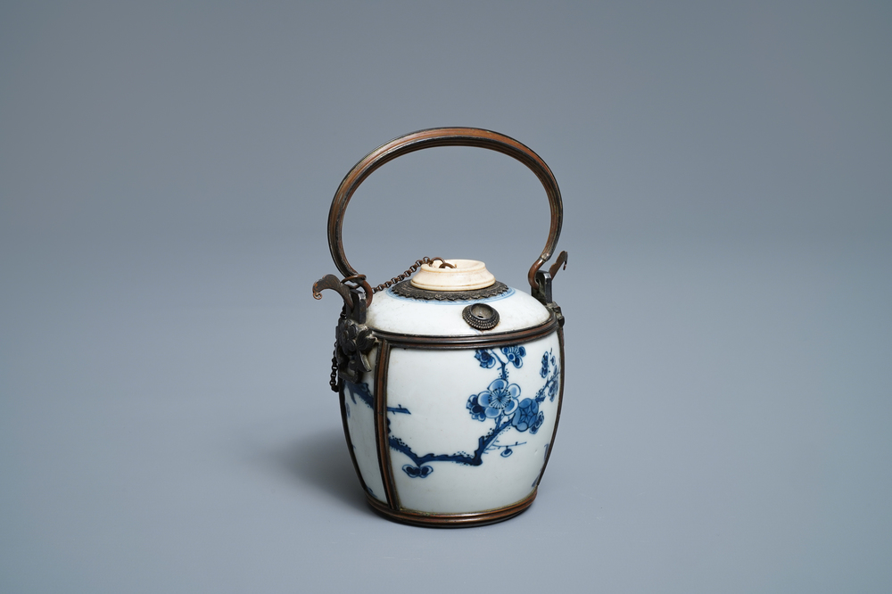 Une pipe &agrave; eau en porcelaine de Chine 'Bleu de Hue' pour le Vietnam, Kangxi