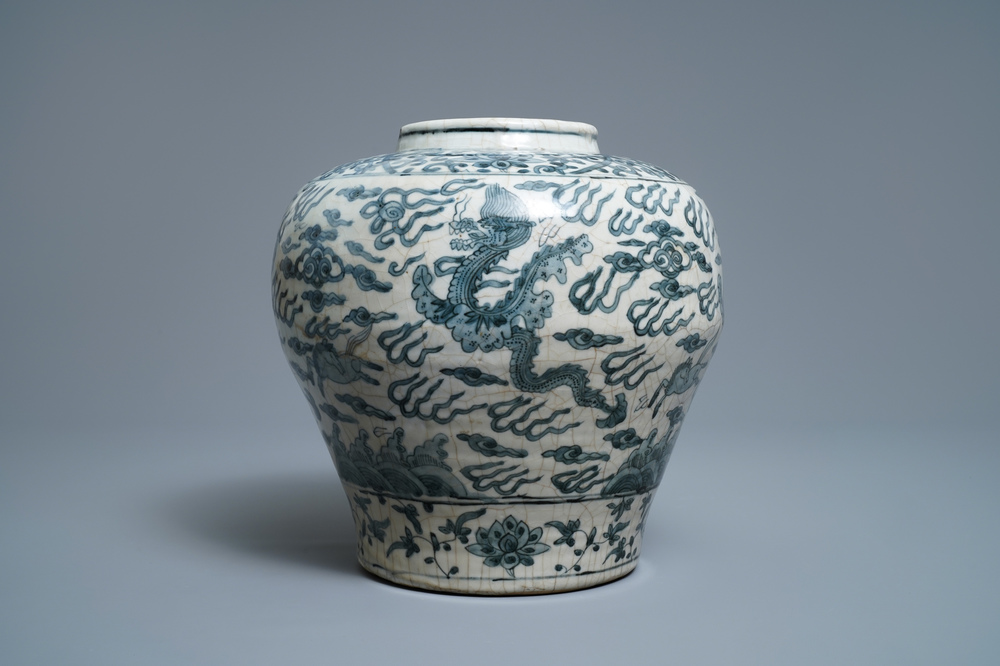 Un vase en porcelaine de Chine en bleu et blanc, Ming