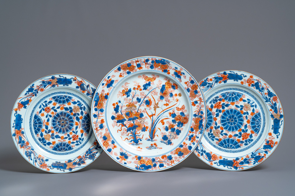 Three Chinese Imari-style chargers with floral design, Kangxi
