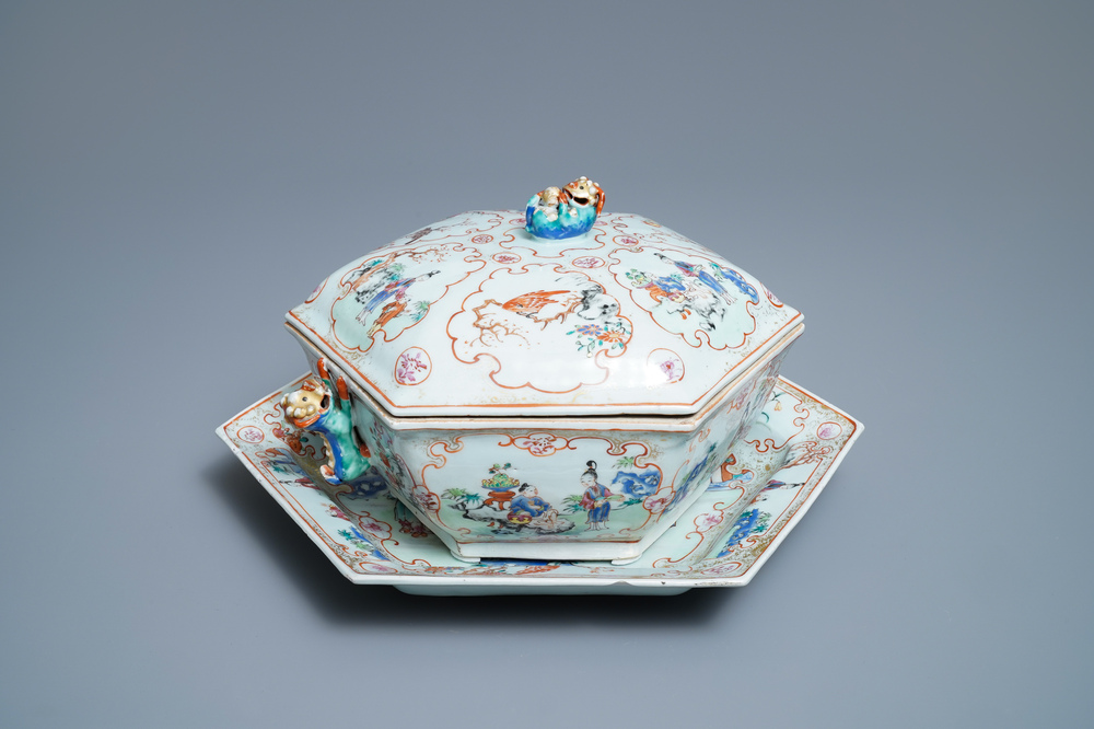 Une terrine de forme hexagonale sur son support en porcelaine de Chine famille rose, Qianlong