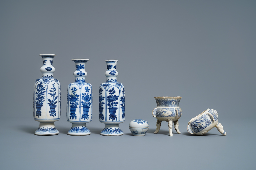 Zes Chinese blauw-witte stukken uit het Vung Tau scheepswrak, Kangxi