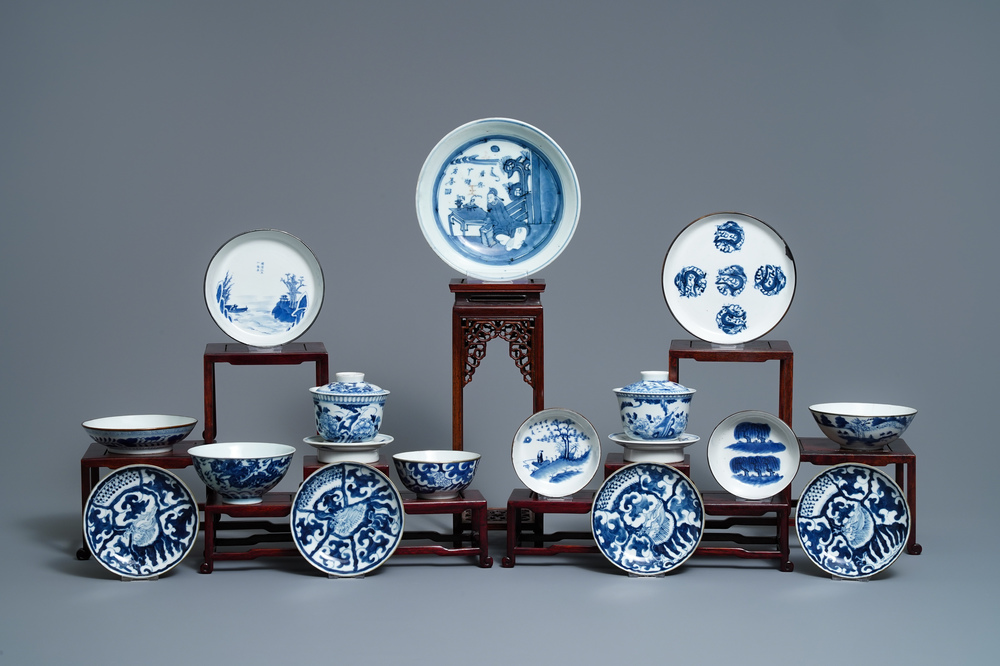 Une collection vari&eacute;e en porcelaine de Chine 'Bleu de Hue' pour le Vietnam, 19&egrave;me