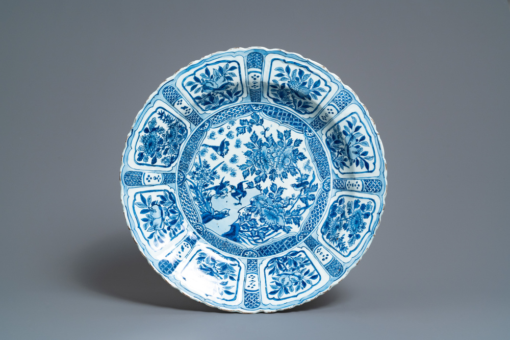Un grand plat en porcelaine de Chine bleu et blanc de type kraak &agrave; d&eacute;cor d'oiseaux en fleurs, Wanli