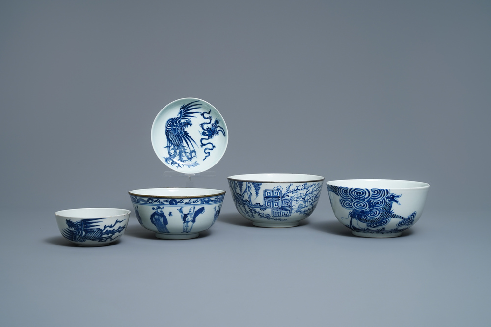 Een gevarieerde collectie Chinees 'Bleu de Hue' porselein voor de Vietnamese markt, 19e eeuw