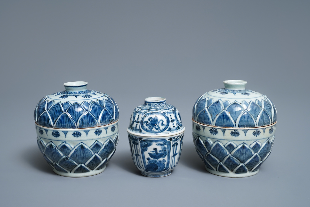 Drie Chinese blauw-witte dekselkommen, Wanli