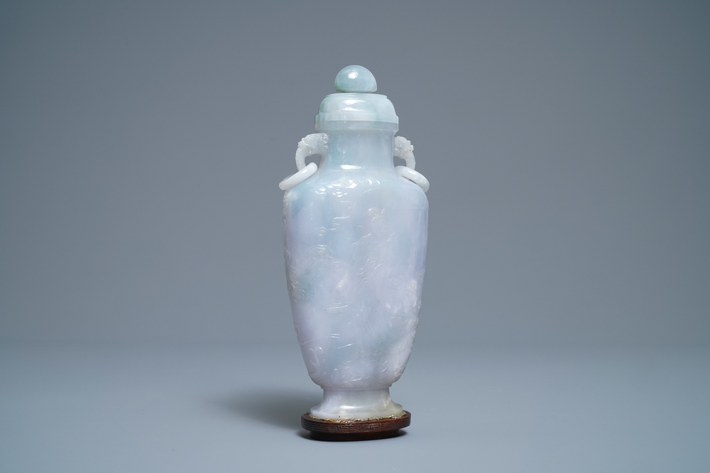 Een Chinese jade dekselvaas met reli&euml;fdecor van onsterfelijken, 19e eeuw