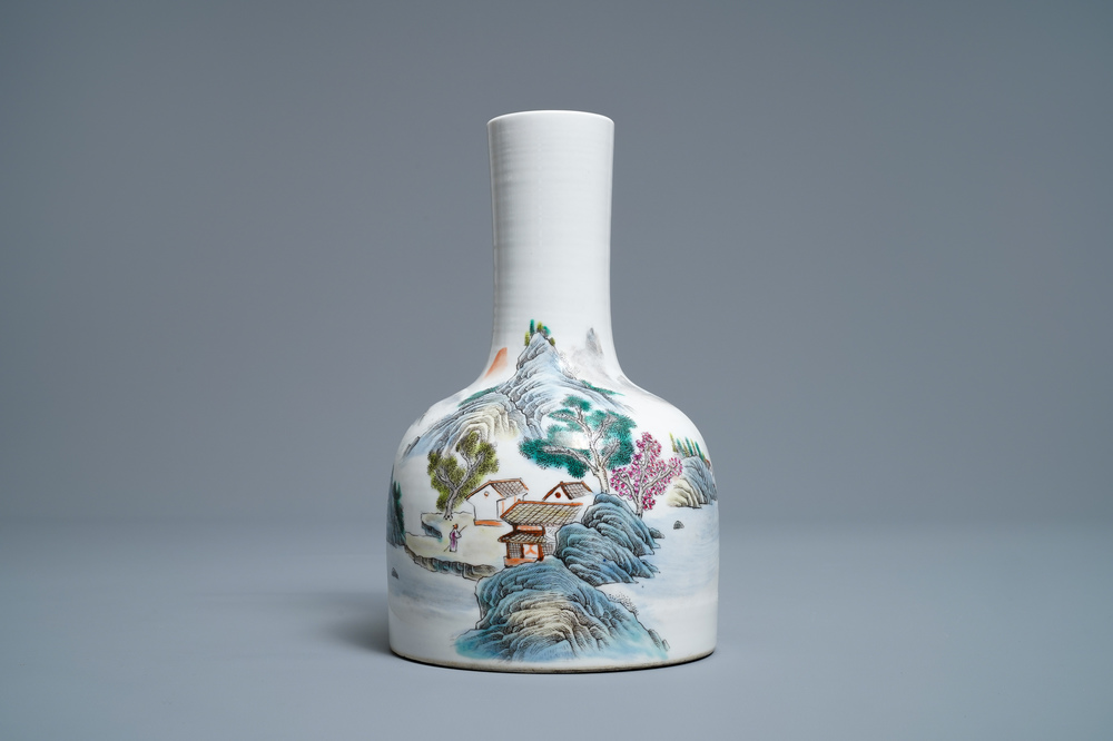 Een Chinese famille rose vaas met landschapsdecor, gesign. Zhang Zhitang (1893-1971), gedat. 1948
