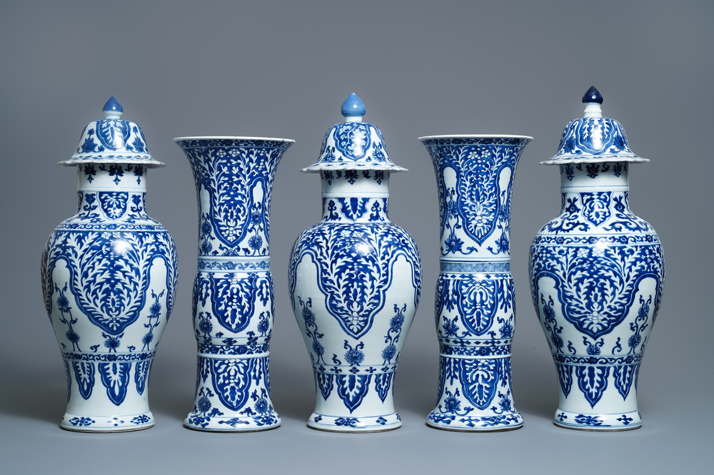 Een groot Chinees blauw-wit vijfdelig kaststel met floraal decor, Kangxi