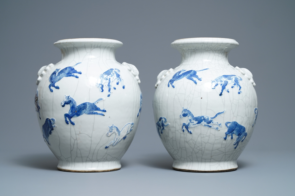 Une paire de vases en porcelaine de Chine en bleu et blanc dite 'de Nankin', 19&egrave;me