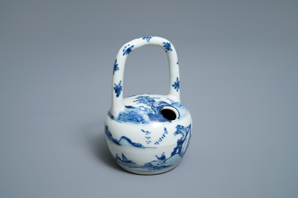 A Chinese blue and white lime pot for the Vietnamese market, Kangxi