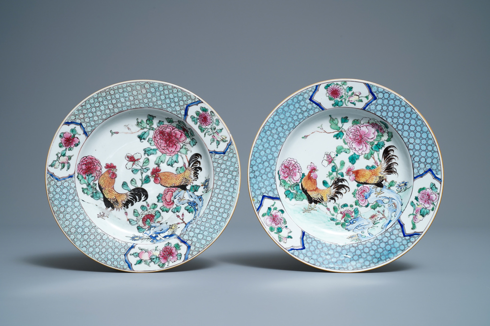 Een paar Chinese famille rose borden met hanen, Yongzheng