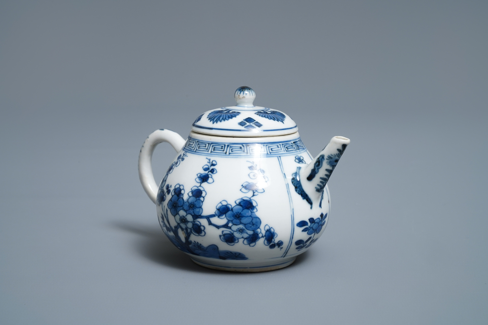 Une th&eacute;i&egrave;re en porcelaine de Chine en bleu et blanc, Kangxi