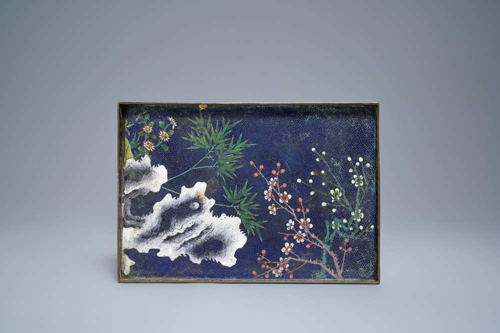 Un plateau de forme rectangulaire en &eacute;maux cloisonn&eacute;s, Chine, Qianlong/Jiaqing