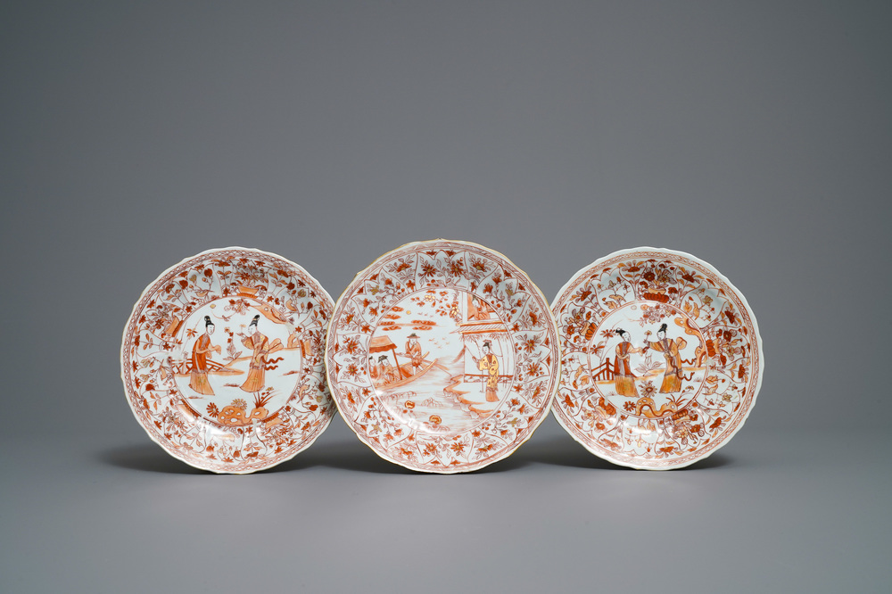 Trois assiettes en porcelaine de Chine en rouge de fer et dor&eacute;, Kangxi