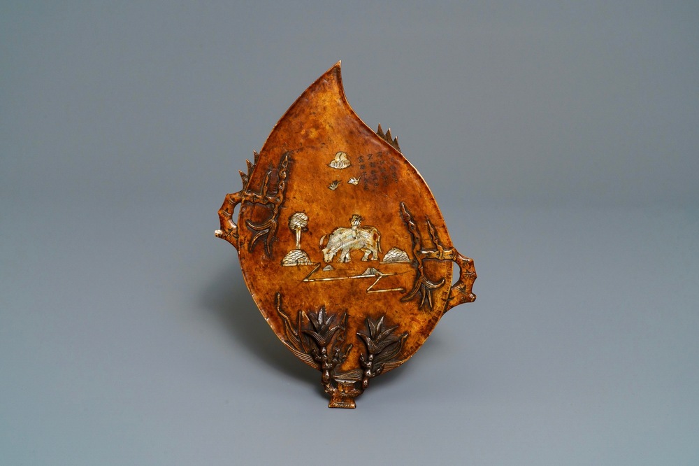 Une plaque en pierre &agrave; savon incrust&eacute; de nacre, marque en creux, Chine, 19/20&egrave;me