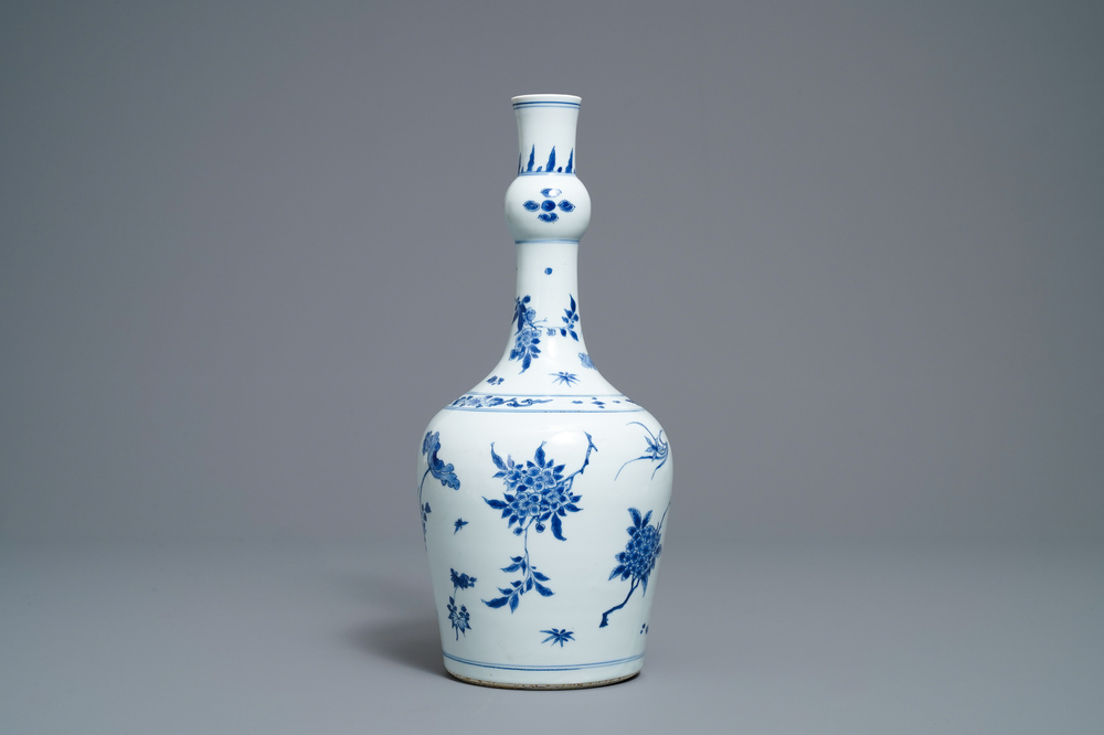 Een Chinese blauw-witte knobbelvaas met floraal decor, Transitie periode