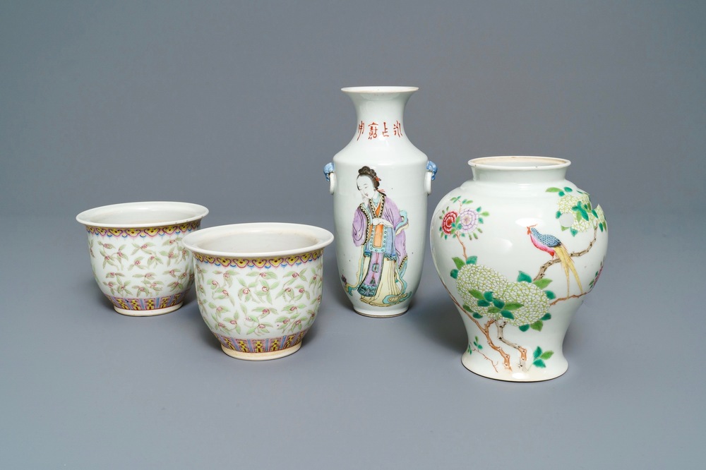 Een paar Chinese famille rose jardini&egrave;res en twee vazen, 19/20e eeuw