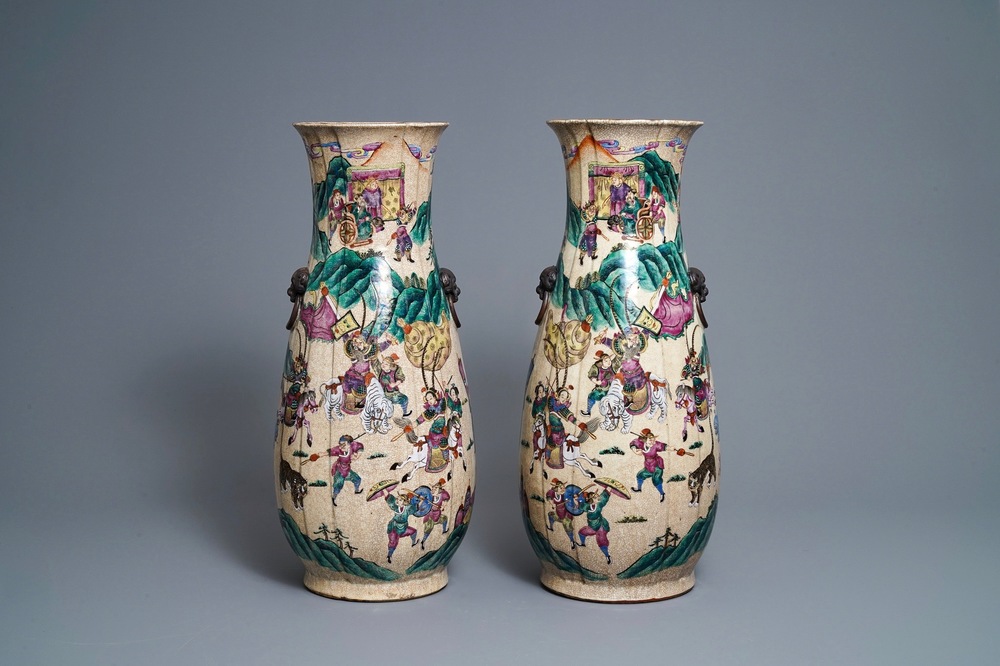 Une paire de vases aux guerriers en gr&egrave;s de Nankin, Chine, 19&egrave;me
