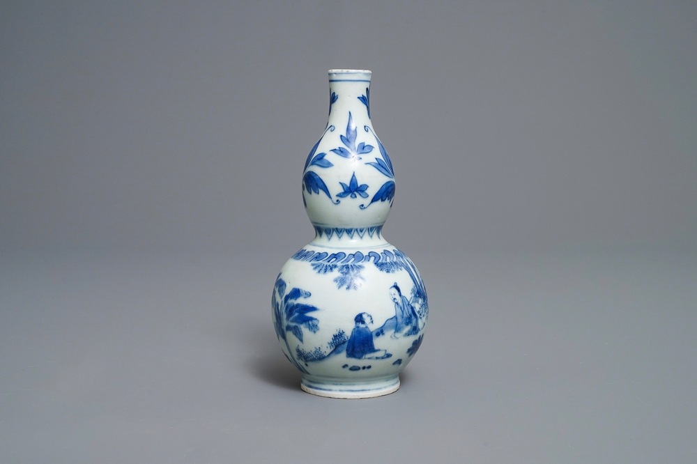Een Chinese blauw-witte kalebasvaas met figuratief decor, Transitie periode