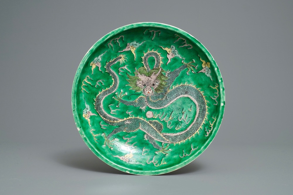 Een Chinese verte biscuit schotel met een draak, Kangxi merk, 19e eeuw