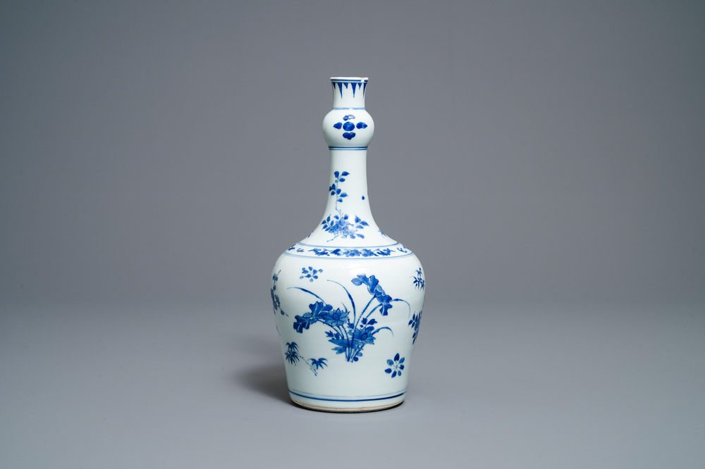 A Chinese blue and white garlic-neck bottle vase, Transitional period