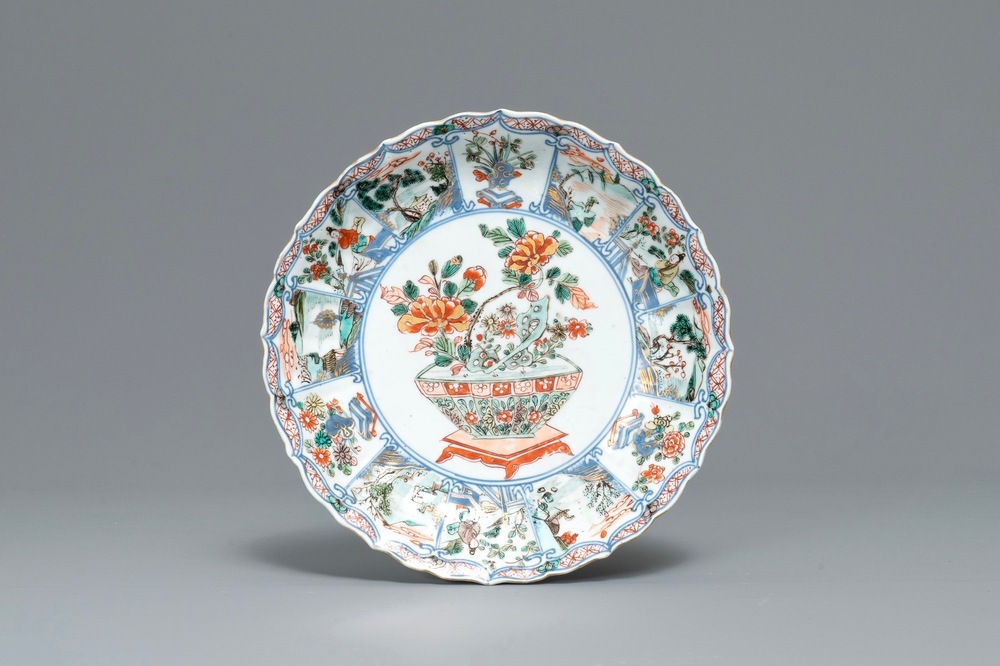Une assiette godronn&eacute;e en porcelaine de Chine famille verte, Kangxi