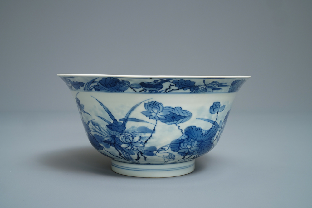 Un bol en porcelaine de Chine en bleu et blanc d&eacute;cor de h&eacute;rons, marque Fu, Kangxi