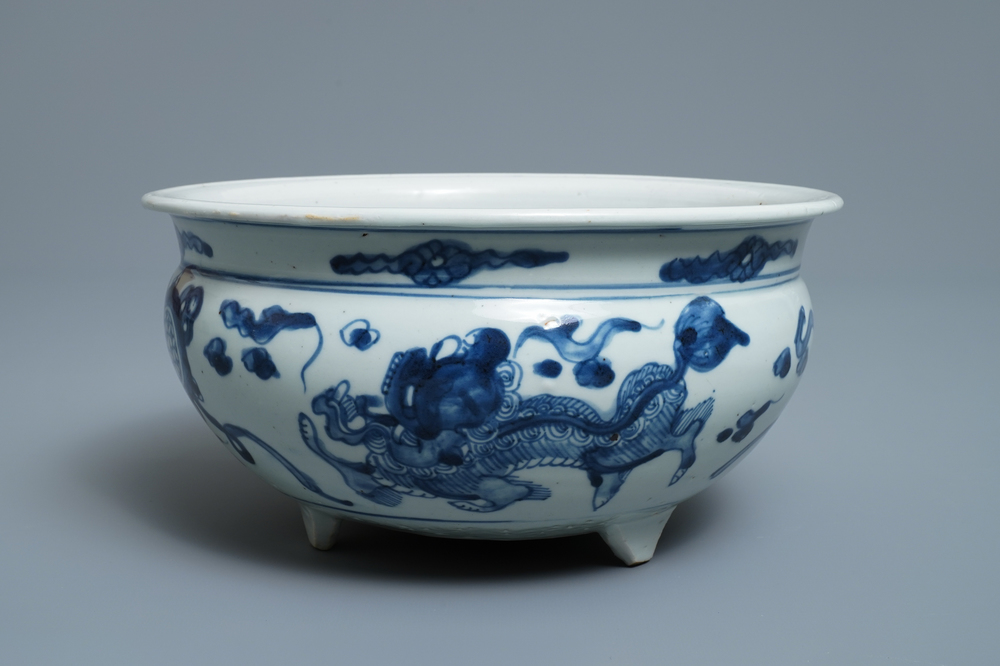 Een grote Chinese blauw-witte driepotige wierookbrander, Ming
