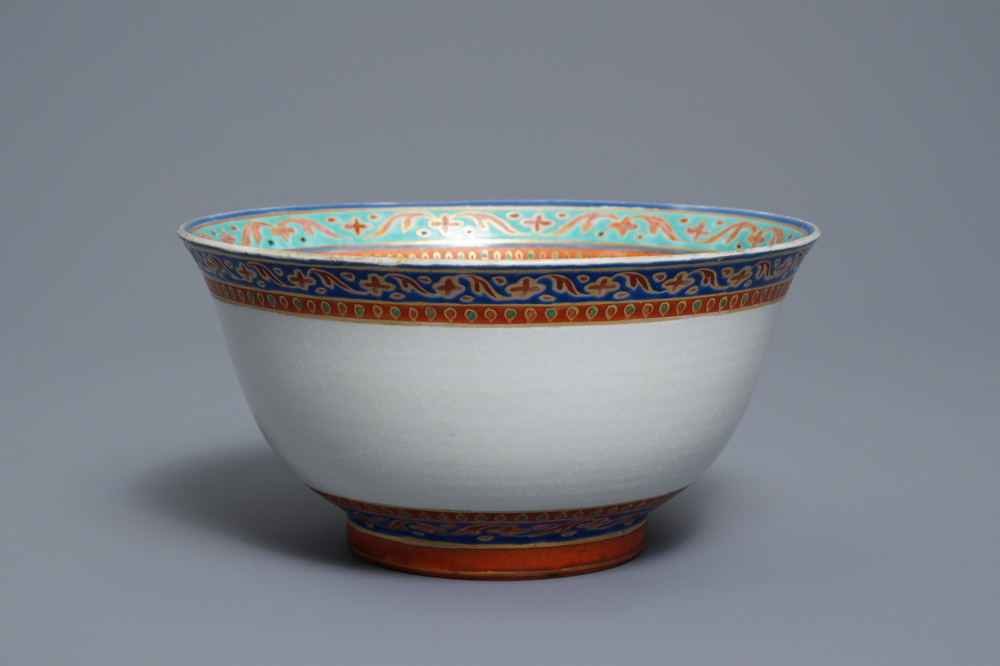 A Chinese Thai market Bencharong bowl, 19th C.