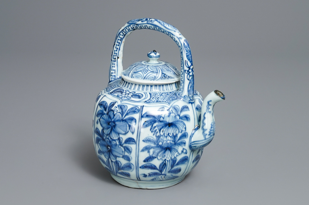 Une verseuse &agrave; vin en porcelaine de Chine en bleu et blanc, Wanli