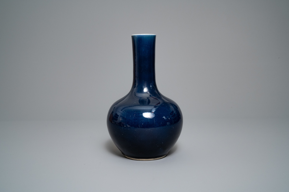 Een monochrome Chinese 'sacrificial blue' flesvormige vaas, Qianlong merk en periode