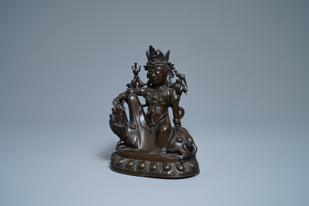 Une figure de Guanyin sur un dragon en bronze incrust&eacute; d'argent, marque de Shisou, 18/19&egrave;me