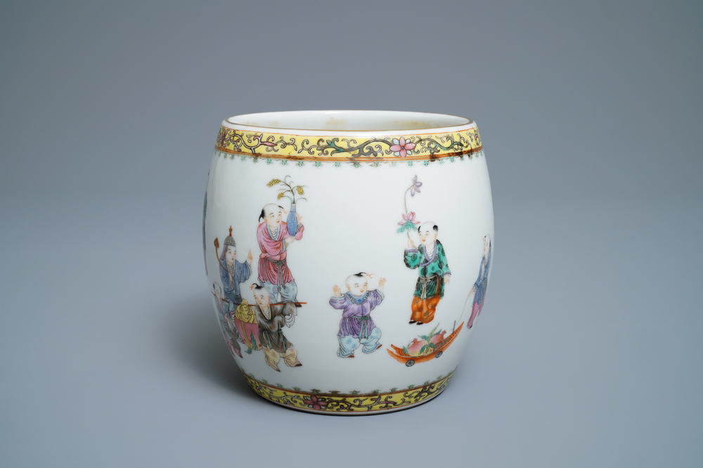 Een Chinese famille rose vaas met spelende jongens, Republiek