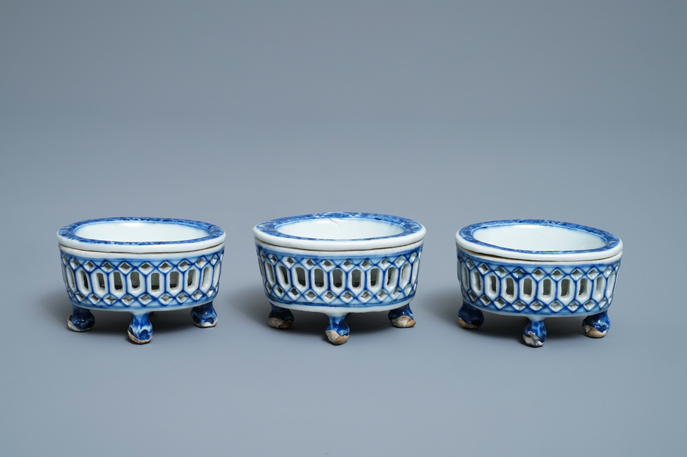 Trois salerons en porcelaine de Chine en bleu et blanc, Qianlong