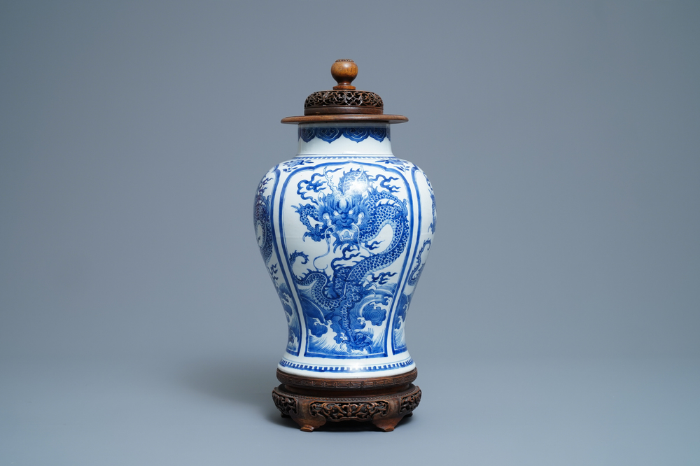 Un vase en porcelaine de Chine en bleu et blanc &agrave; d&eacute;cor de dragons, Kangxi