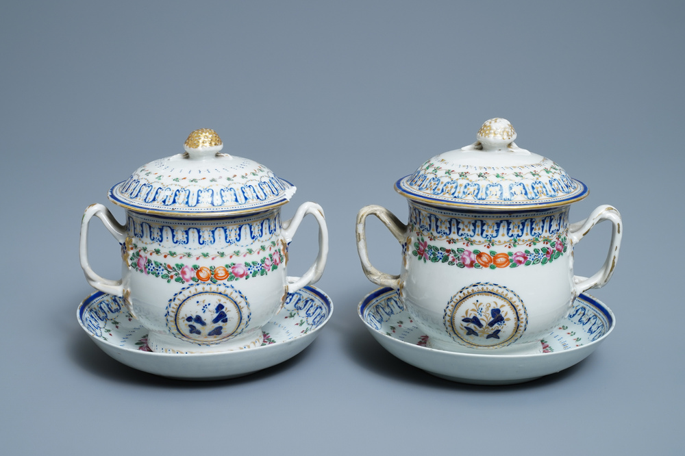 Une paire de bols couverts sur pr&eacute;sentoirs en porcelaine de Chine famille rose, Qianlong