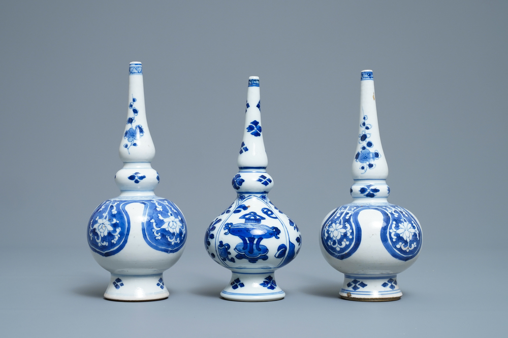 Drie Chinese blauw-witte sprenkelaars voor de Islamitische markt, Kangxi