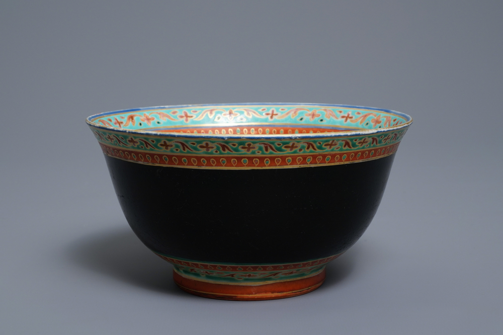 A Chinese Thai market Bencharong bowl, 19th C.