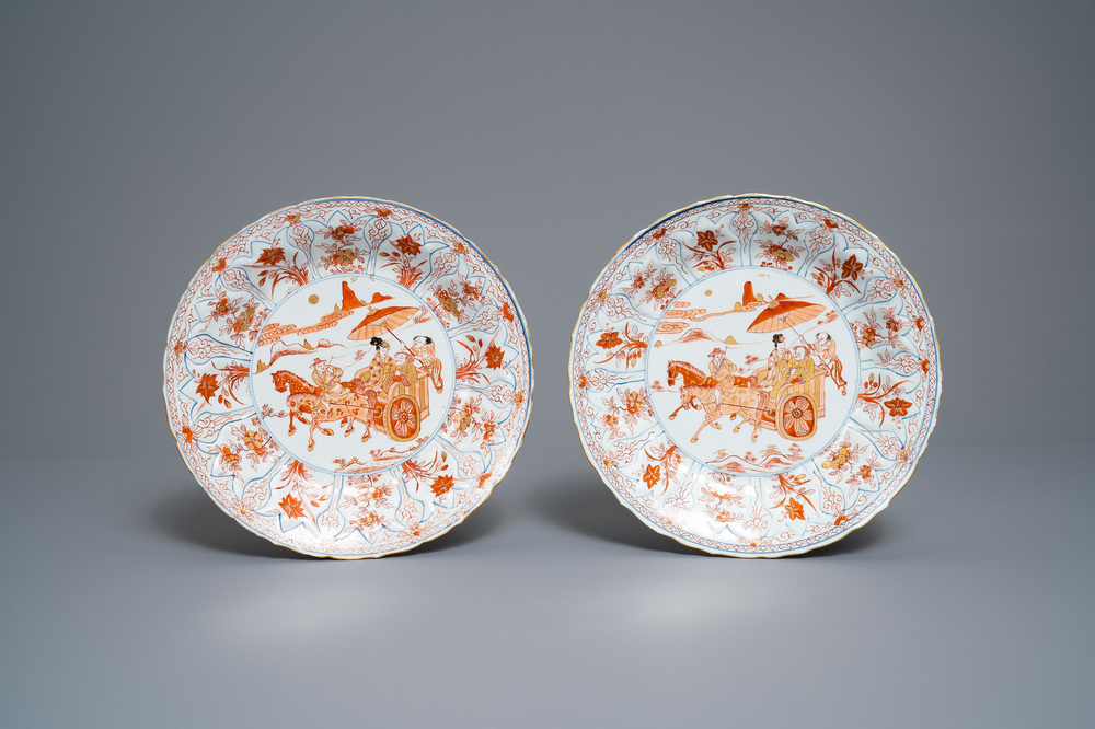 Trois assiettes en porcelaine de Chine en rouge de fer et dor&eacute; &agrave; d&eacute;cor d'une carrosse, Kangxi