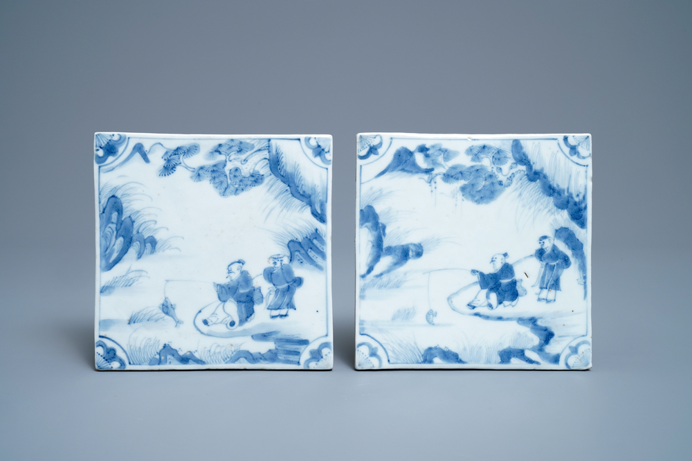 Een paar Chinese blauw-witte tegels met vissers, Kangxi